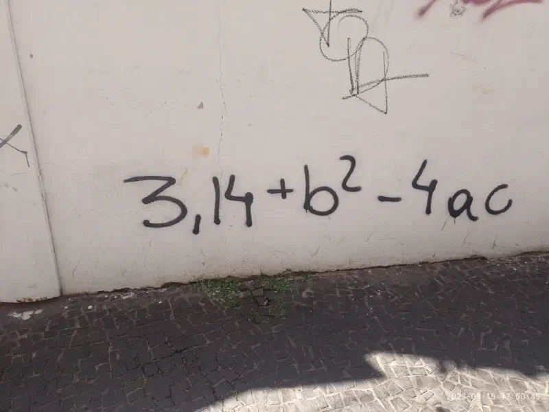 Imagem de uma fórmula matemática grafitada em vários locais de Campinas