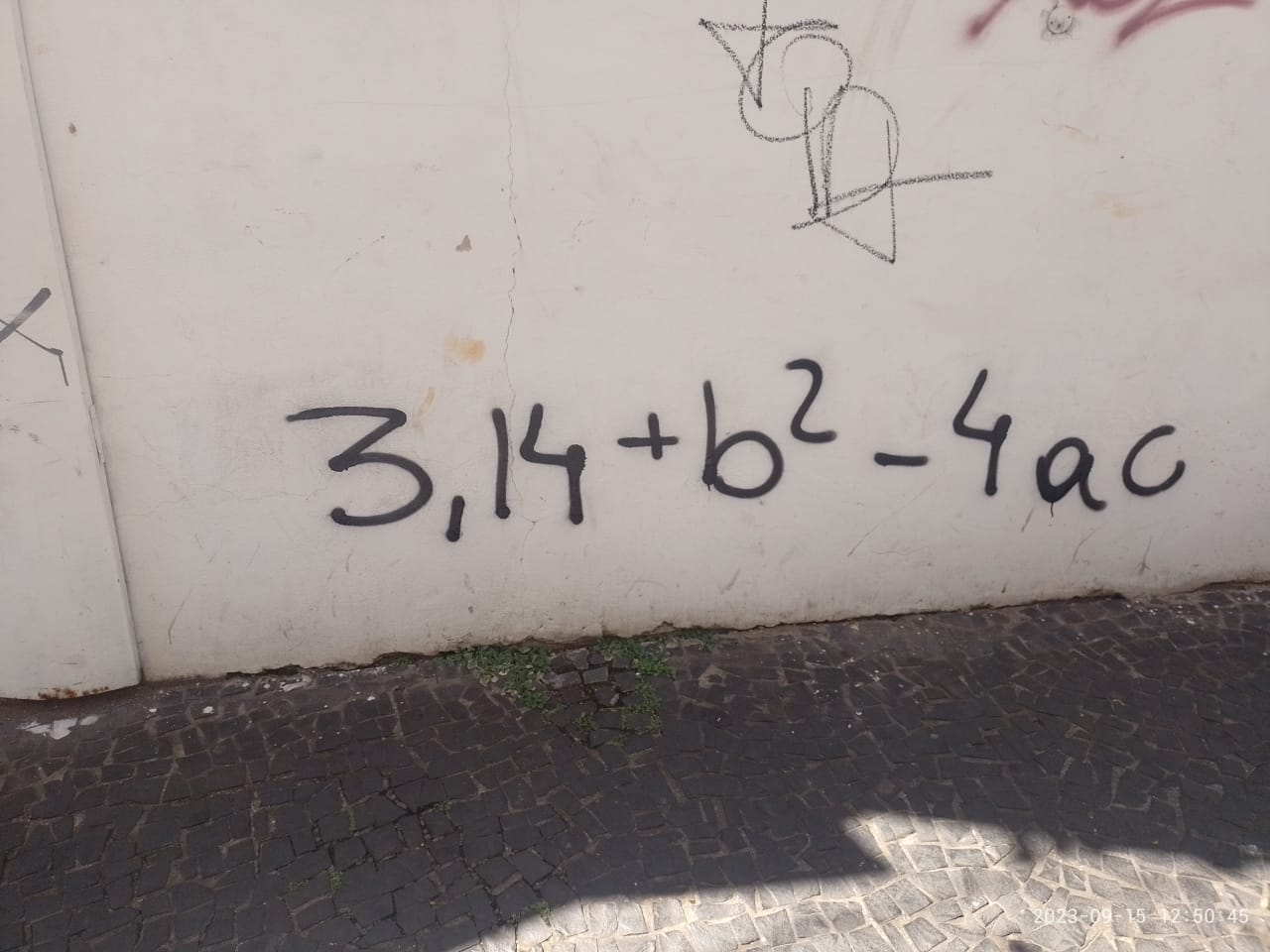 Imagem de uma fórmula matemática grafitada em vários locais de Campinas